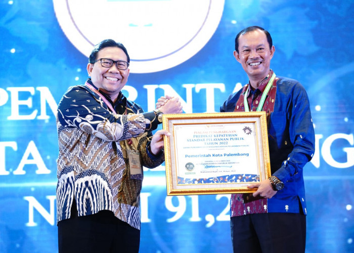 Wali Kota Palembang Terima Penghargaan Predikat Kepatuhan Standar Pelayanan Publik