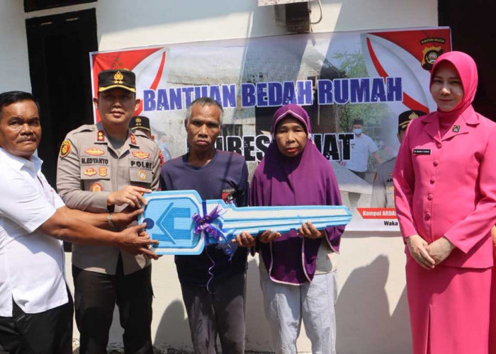 Kapolres AKBP Novi Edyanto Serahkan Kunci Rumah Hasil Program Bedah Rumah
