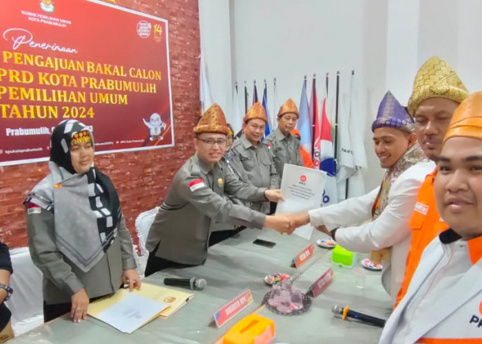 Pakai Tanjak, Komisioner KPU Prabumulih Terima Penyerahan Berkas Bacaleg Dari PKS