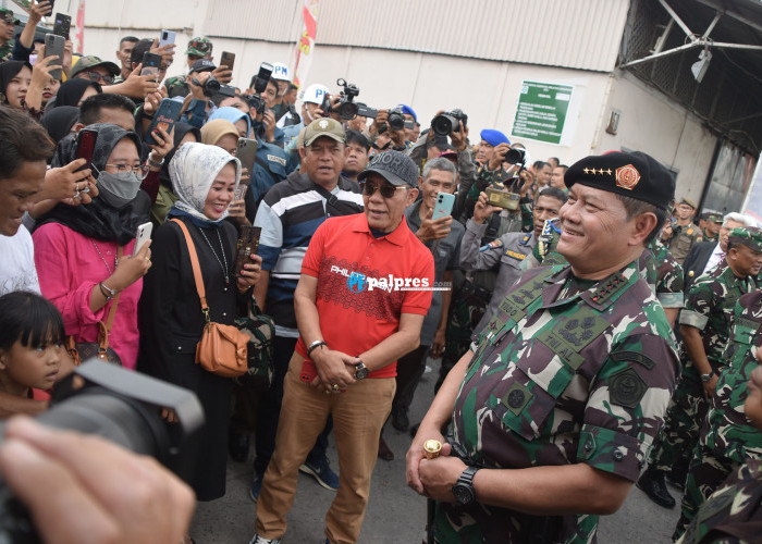 Panglima TNI Laksamana TNI Yudo Margono menghampirin keluarga prajurit yang mengantar