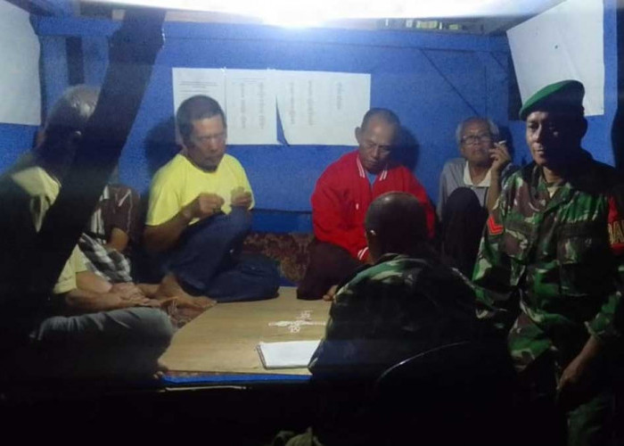 TNI Masuk Desa! Babinsa Koramil Pulau Pinang Ikut Ronda Malam, Jaga Keamanan Warga Desa Kedaton