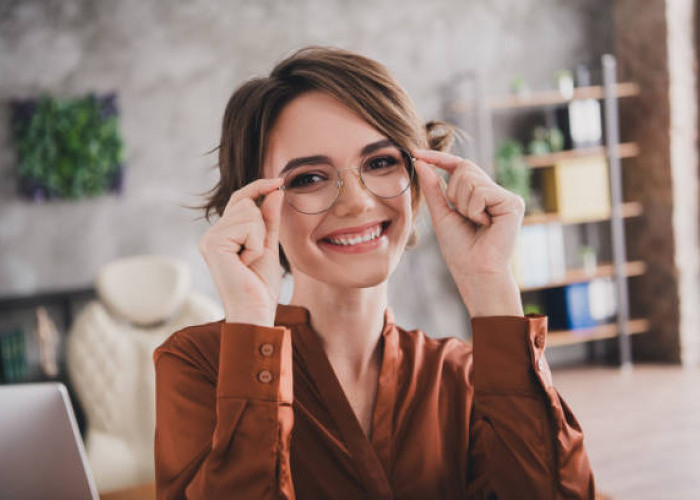 SIMAK BAIK-BAIK! Ini Tips Makeup Bagi Pengguna Kacamata