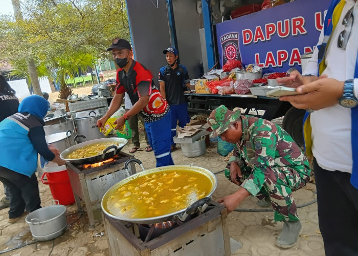 Ringankan Beban Korban Kebakaran, Prajurit Kodim 0432/Basel Bantu Dapur Lapangan