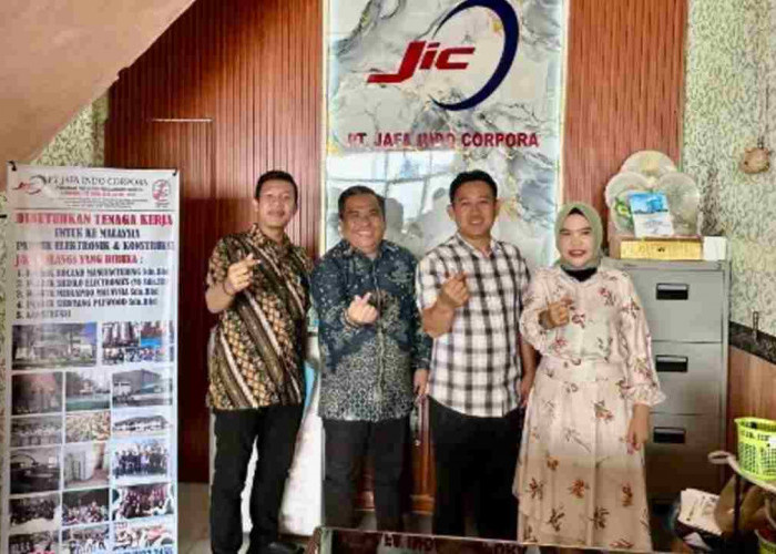 Disnakertrans Muba Kawal Keberangkatan Era Lestari dan Fitriyanti, Caddy Profesional ke Malaysia