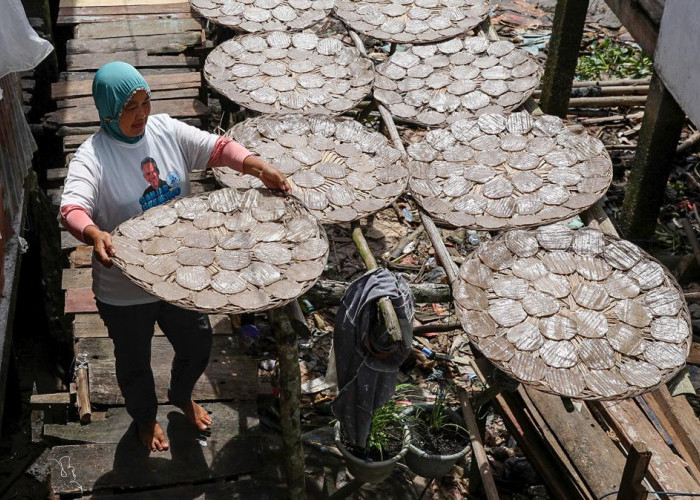 Komunitas Nelayan Pesisir Latih Ibu-Ibu Membuat Kemplang Makanan Khas Palembang