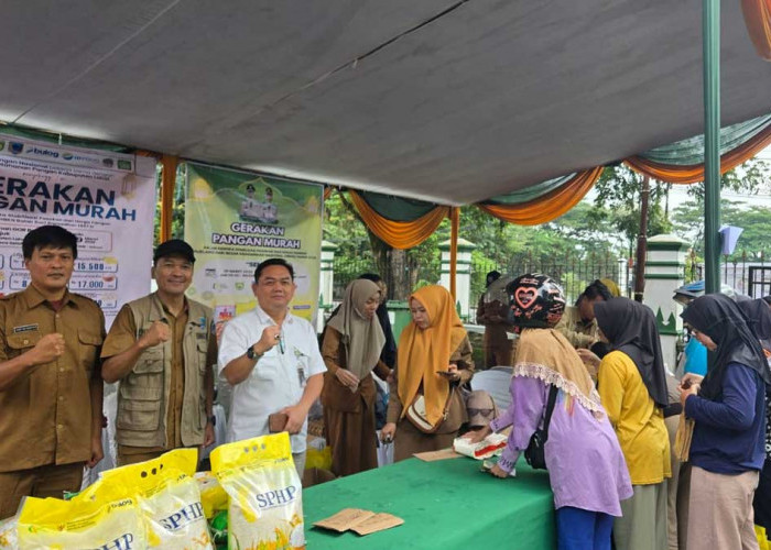 Ludes dalam 2 Jam! Emak-emak Lahat Serbu GPM di Lapangan GOR Bukit Telunjuk Demi Sembako Murah