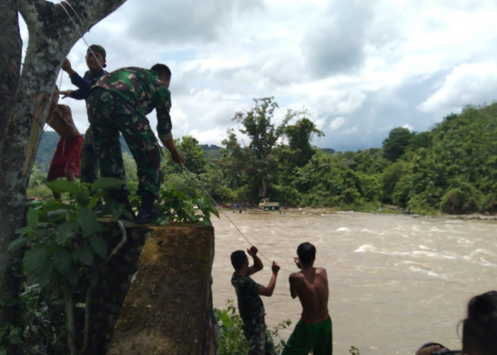 TNI dan Warga Saling Bekerjasama Tarik Tali Lawan Arus Sungai Lematang