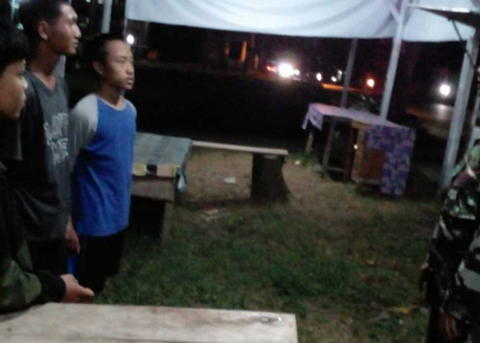 TNI Selalu di Hati Rakyat: Babinsa Koramil 405-12/Lahat Pastikan Malam Warga Tetap Nyaman