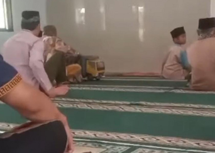 Detik-Detik Truk Menerobos Masjid Saat Sedang Shalat Jumat, Endingnya?