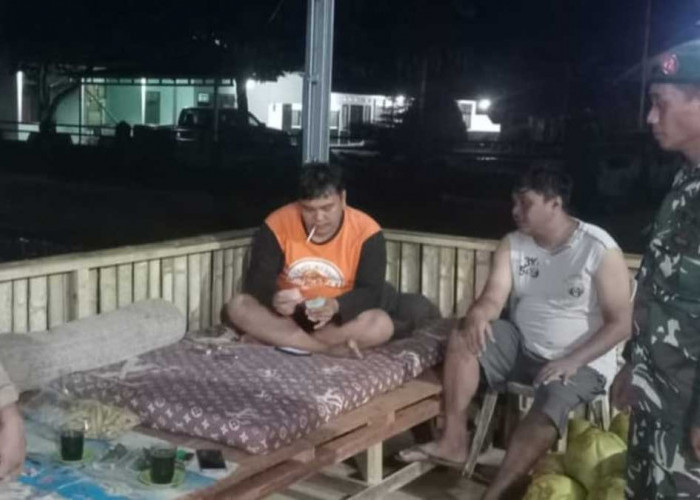 Bukan Sekadar Ronda Malam, Ini Cara Babinsa Koramil 405-12/Lahat Bangun Kedekatan dengan Warga