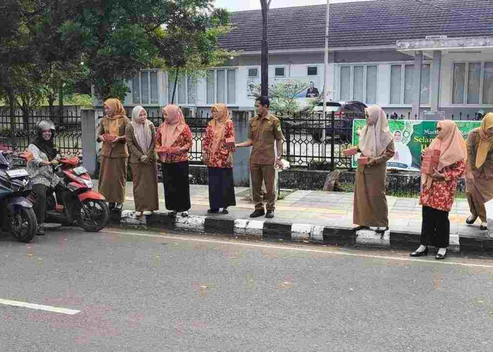 Ramadan Penuh Berkah, DWP Disnakertrans Muba Berbagi Takjil untuk Warga