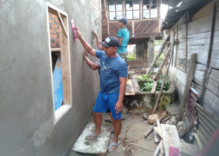 Personel TMMD Bahu Membahu Selesaikan Plester Dinding Rumah Nenek Ratna