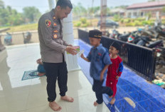 Peduli Kesehatan, Kapolsek Plakat Tinggi Bagikan Masker kepada Anak-Anak TK
