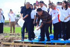Aksi Nyentrik Gubernur Herman Deru Ajak Bos Intelijen Kejagung Nyebur Rawa Nikmati Tradisi Melebung