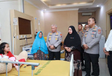 Bertemu Saat Banjir Rob Sei Tabuk, Kapolda Kalsel Berikan Bantuan Biaya Pengobatan Anak Yatim Piatu