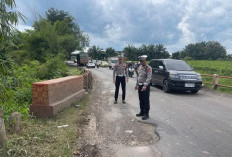 Satlantas Polres Banyuasin Kroscek Ruas Jalan Rusak di Jalintim