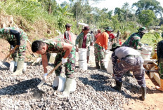 Sepatu Bot Berdebu Jadi Saksi Bisu Perjuangan TNI AD-AL Bangun Desa Cukil di TMMD 129