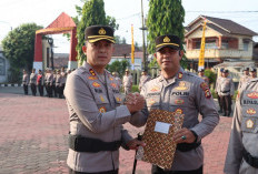 Jelang Akhir Jabatan Kapolres Muba, AKBP Ruri Prastowo Beri Penghargaan 64 Personel
