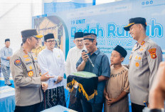 Kapolda Sumsel Terima Hadiah Gethuk Buatan Warga Korban Kebakaran