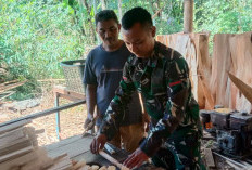Keren Abiz! Anggota Satgas TMMD Semarang Berguru ke Pak Warto, Sulap Limbah Kayu Jadi Cuan Pembungkus Ikan