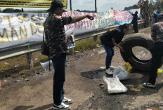 Protes Jalan Rusak, Puluhan Warga Muba Bakar Ban dan Tanam Pisang di Jalinteng Sekayu-Lubuklinggau