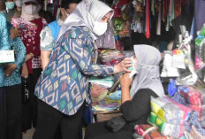 Cegah ISPA Akibat Kabut Asap Karhutla, Bupati Mura Gercep Turun Bagikan Masker Gratis