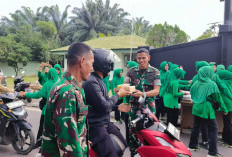 Suasana Hangat di Depan Makodim 0405/Lahat, Prajurit dan Persit Kompak Bagikan 200 Porsi Takjil
