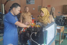 Pantau Langsung UKK, Kepala SMKN 1 Lahat Pastikan Kompetensi 545 Siswa Teruji