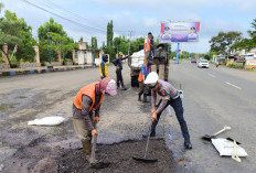 Satlantas Polres Musi Rawas Bersama Balai Pelaksanaan Jalanan Nasional Tambal Jalan Berlubang 