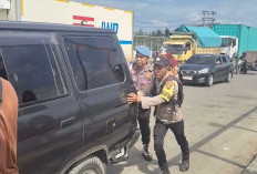 Aksi Heroik Polisi Indralaya: Tak Hanya Atur Macet, Juga Turun Tangan Perbaiki Mobil Pemudik yang Mogok