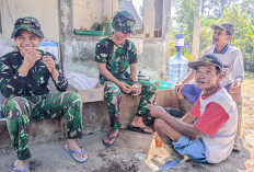 Momen Hangat TMMD Desa Cukil: Saat Prada Sopyan Sulutkan Rokok Mbah Tarno di Sela Cor Jalan, Bikin Adem!