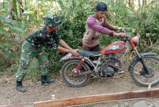 Tangan Boleh Besi, Tapi Hati Tetap Peduli! Aksi Pratu Yulianto Dorong Motor Warga yang Mogok Jadi Sorotan