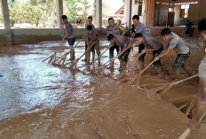 Aksi Nyata Brimob Polda Sumut: Bahu-membahu Bersihkan Lumpur di SMP Santo Fransiskus Pandan