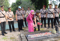 Pimpin Upacara Tabur Bunga di Pusara Pejuang, AKBP Bagus Suryo Ingatkan Anggota Jangan Lupakan Sejarah