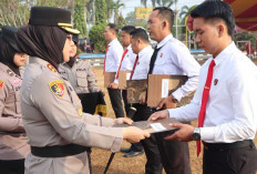 Kapolres Ogan Ilir Beri Penghargaan Anggota Berprestasi Ungkap Kasus Pembunuhan dan Narkotika