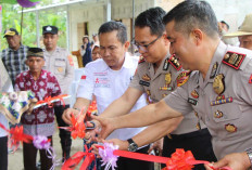 Program '1 Polsek 1 Rumah' Dijalankan: Kapolres OKU Timur Serahkan Kunci Rumah Baru di Semendawai