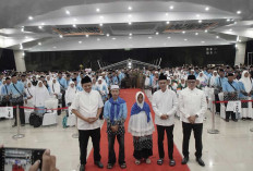 Isak Tangis Haru di Balai Rakyat! Bupati Enos Lepas 437 Jemaah Haji OKU Timur Kloter 1 Menuju Madinah