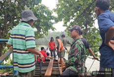 Urat Nadi Ekonomi Warga! Pemdes Banjarsari Lahat Perbaiki Jembatan Gantung Sepanjang 160 Meter