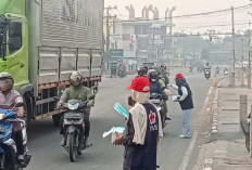 Kualitas Udara Masuk Level Bahaya: PMI Ogan Ilir Bagikan Ribuan Masker Gratis ke Pengguna Jalan