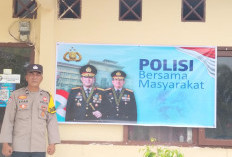Pererat Kedekatan dengan Masyarakat, Bhabinkamtibmas Polsek Lalan Pasang Spanduk Imbauan