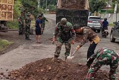 Amankan Jalur Mudik Lebaran 2026, Koramil Merapi Inisiatif Timbun Lubang di Jalinsum Lahat