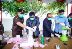 Kejari Muba Musnahkan Barang Bukti dari 141 Perkara Inkrah, Ada Sabu hingga Senjata Tajam dan Api