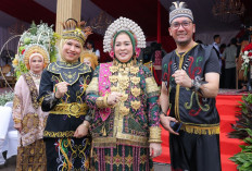 Harmoni Kebudayaan di Jakabaring: Anggunnya Istri Wali Kota Palembang dalam Balutan Balutan Aesan Gede