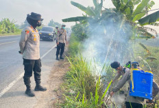 Turun Langsung ke Lokasi Titik Api: Kapolres Ogan Ilir Pimpin Pemadaman Karhutla di Jalan Lurus