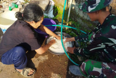 Plot Twist! Garang di Lapangan, Intip Aksi Humanis Anggota TNI Ikut Emak-Emak Cukil Cuci Beras di Dapur