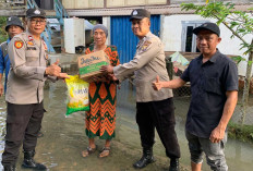 Aksi Cepat! Polres Ogan Ilir Terjang Banjir Demi Salurkan Bantuan di Rambang Kuang