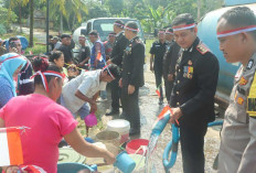 Polres Empat Lawang Salurkan Bantuan Air Bersih dan Sembako untuk Warga Sungai Lidi yang Dilanda Kemarau
