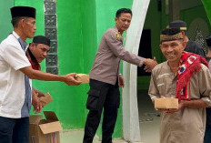 Jumat Berkah, Polsek Lalan Bagikan 60 Kotak Snack kepada Jemaah Masjid Al Istiqomah