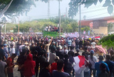 Ribuan Massa dari Persatuan Penyulingan Minyak Penuhi Jalan di Depan Kantor DPRD Muba