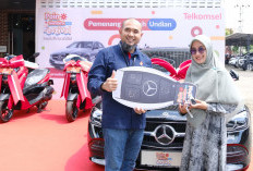 Pelanggan Telkomsel 13 Tahun, Guru SMPN 11 Muaro Jambi Bawa Pulang Mercedes-Benz C200 di Poin Gembira Festival